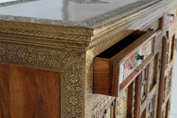 GINER Y COLOMER Aparador de estilo étnico en madera de acacia con detalles de cerámica y bronce, Cerezo